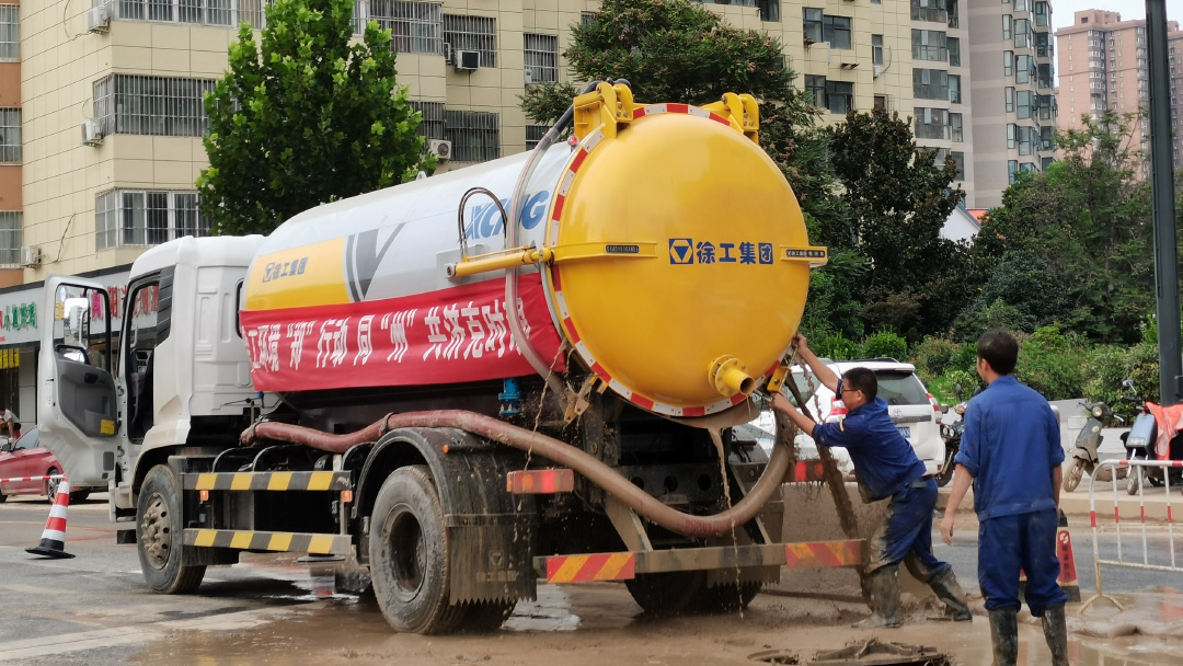 华体会官网吸污车驰援郑州特大暴雨