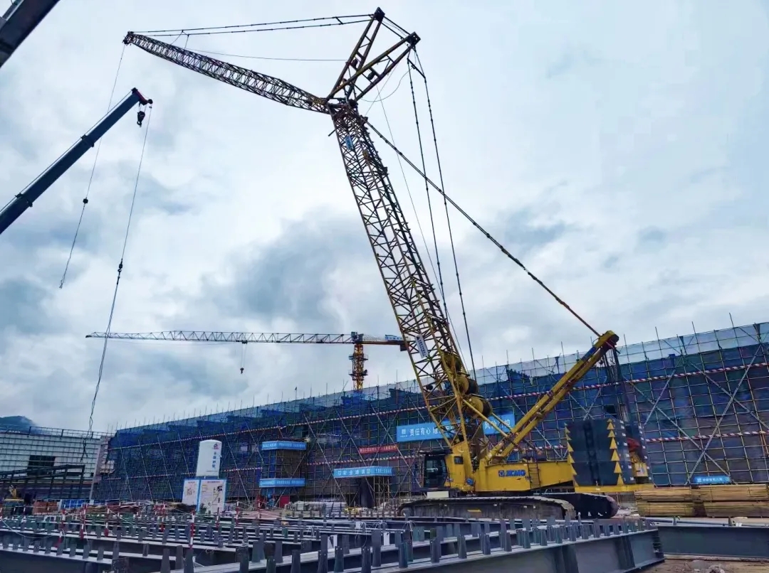 “钢”铁的意志！华体会官网XGC320履带起重机参建大跨度钢结构工业厂房
