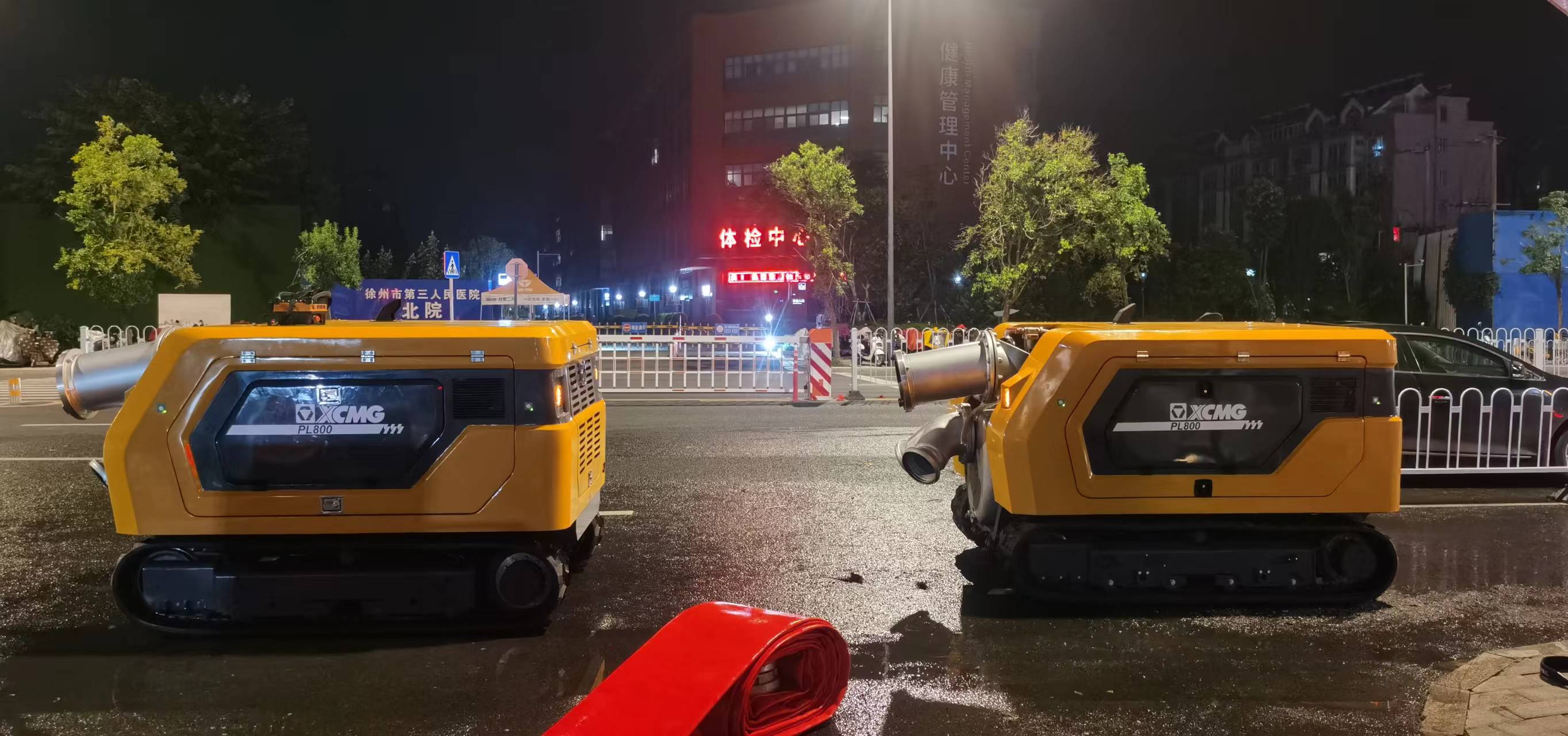 华体会官网排涝机器人紧急驰援，多处涝区“治水先锋”