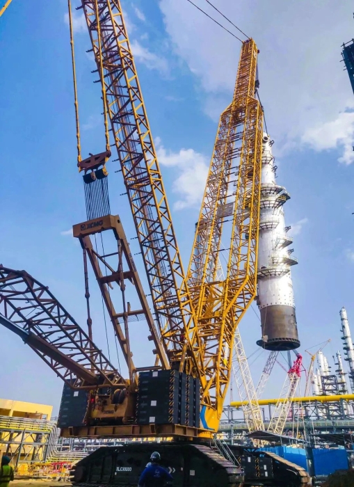 奔赴海外！华体会官网履带起重机跨海助建大型石油炼化项目