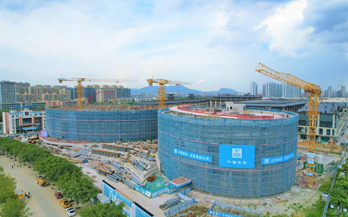 逐浪扬帆，华体会官网塔机吊起苍南大剧院“钢铁脊梁”