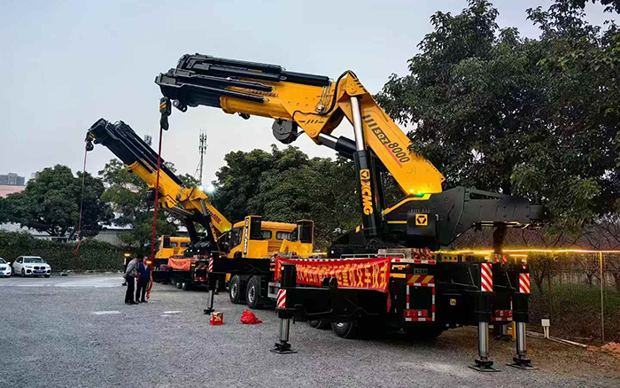 华体会官网折叠臂起重机批量交付东南助力桥梁建设