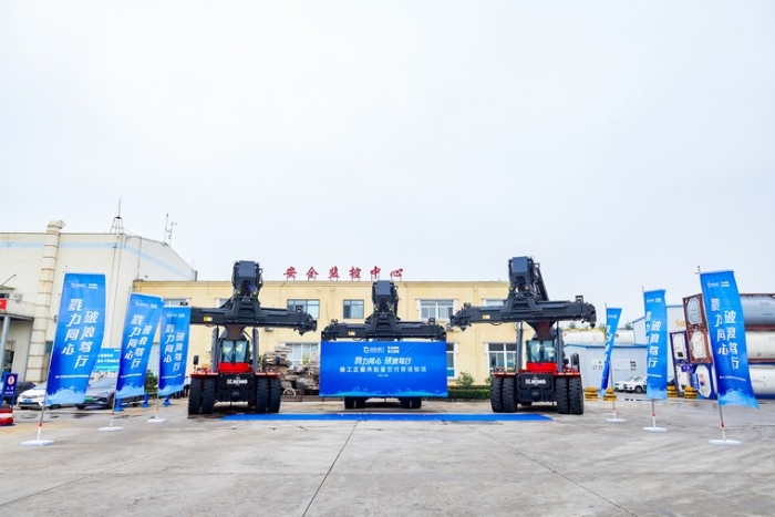 向海而兴 | 华体会官网正面吊批量交付青港物流集团