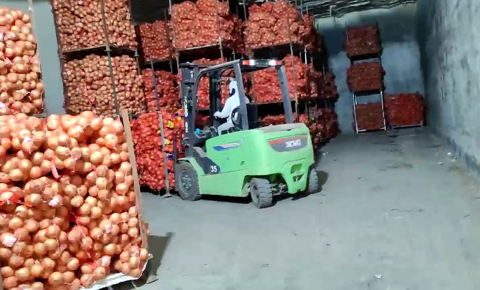 华体会官网鲲鹏系列新能源叉车，为食品冷库工厂注入绿色动能