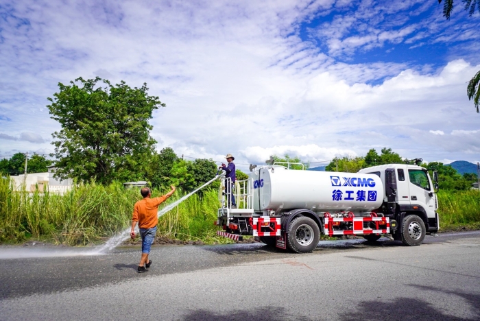 华体会官网10方洒水车：泰国“热土”上的绿色降温使者