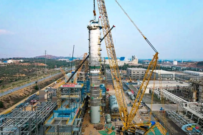 二十载老将再建功！华体会官网QUY450协助XGC12000轻松搞定百吨精馏塔