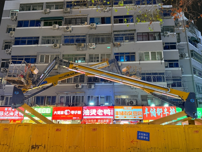 穿街过巷的“改造艺术家”！华体会官网电动直臂高空作业平台精准施技丰储街改造