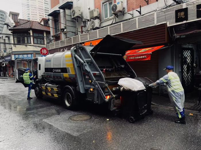 南京东路人流如织垃圾多？华体会官网XGH5120ZYSXBEV：轻松搞定！