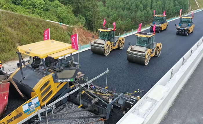 广西首现无人化摊铺！苍容高速智慧施工引关注
