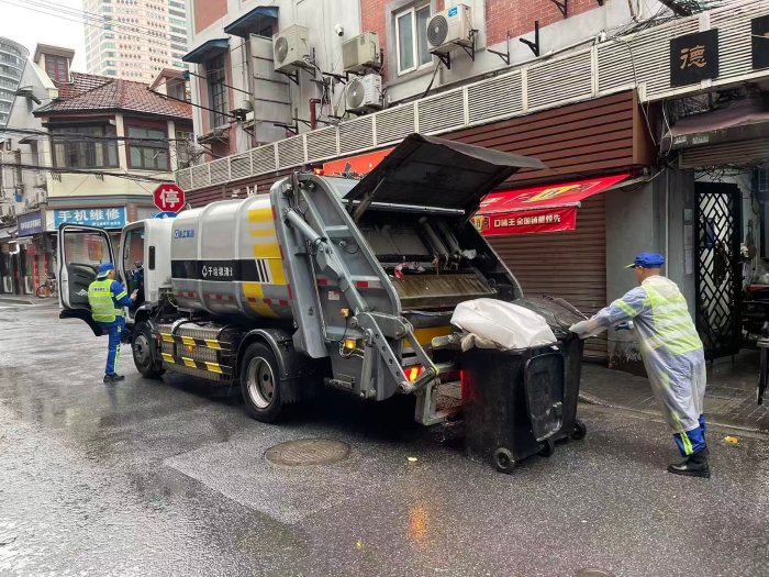 南京东路人流如织垃圾多？华体会官网XGH5120ZYSXBEV：轻松搞定！
