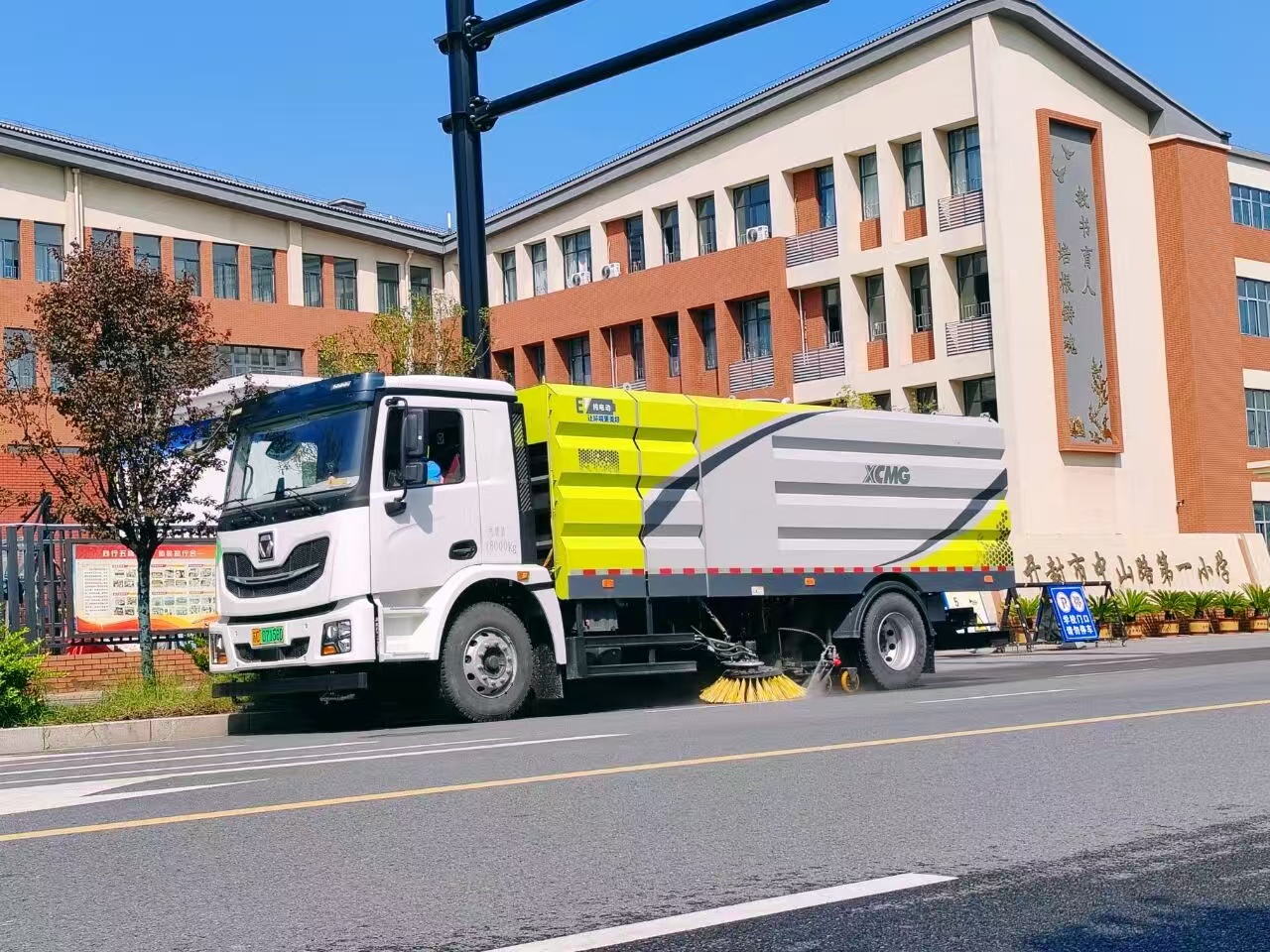 华体会官网洗扫车“硬核出击”，开封中山路焕新升级