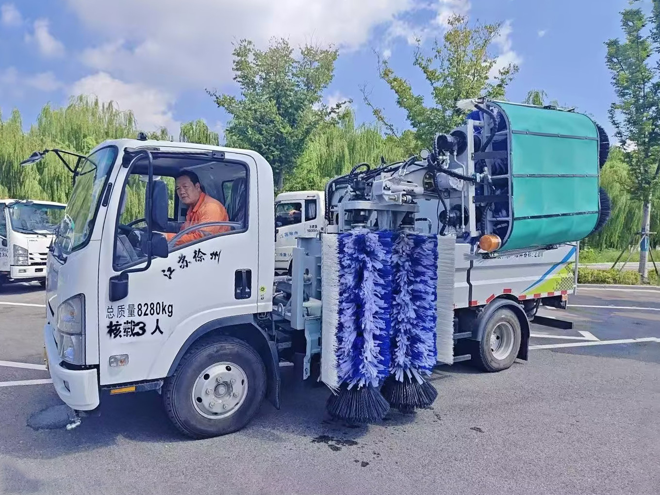 华体会官网护栏清洗车：智慧守护徐州经开区的“城市美学”