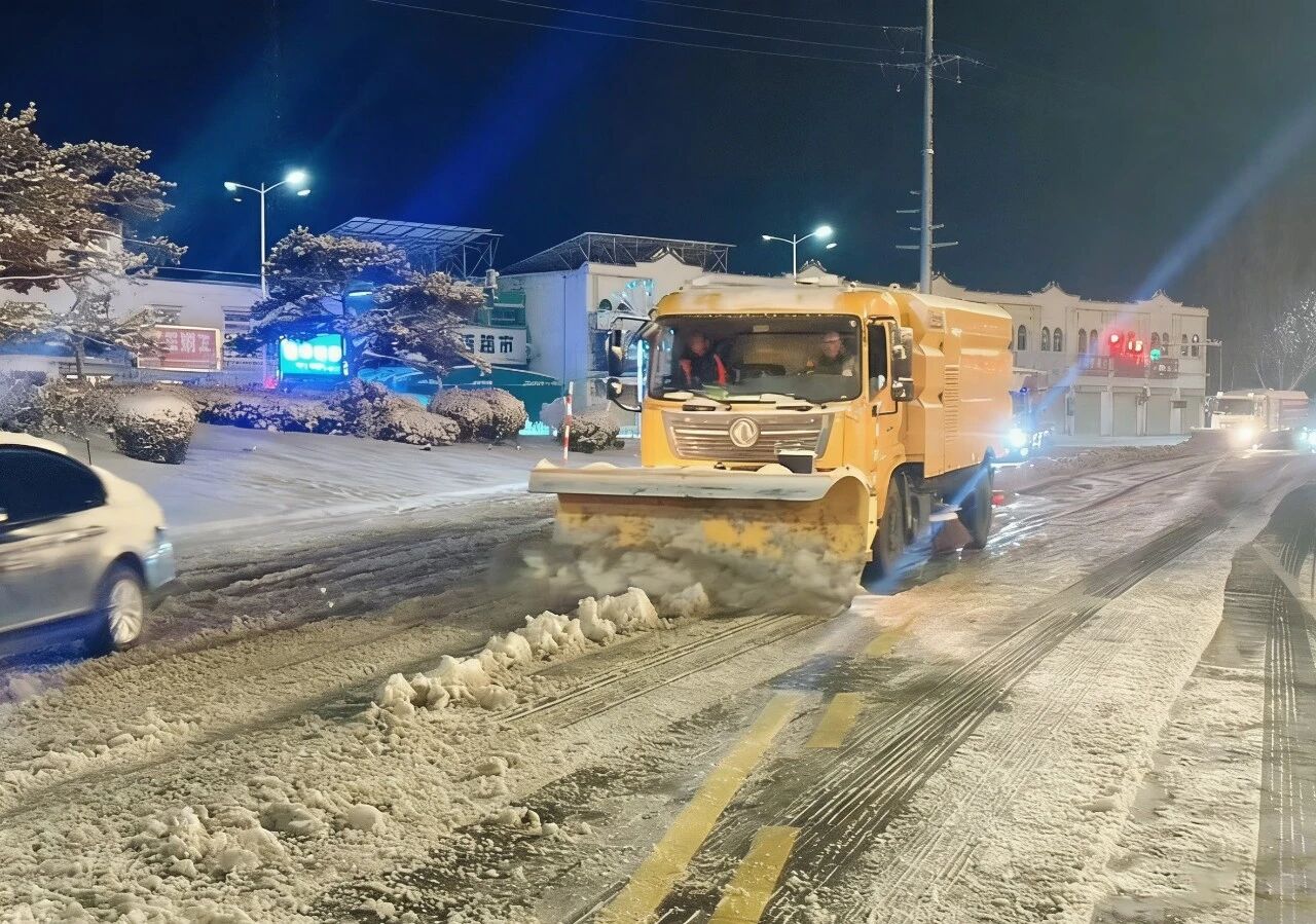 18小时连轴转！华体会官网除雪设备硬核出击保通畅