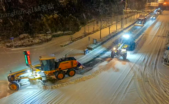 暴雪来袭！数十台平地机集体出动，守护出行安全