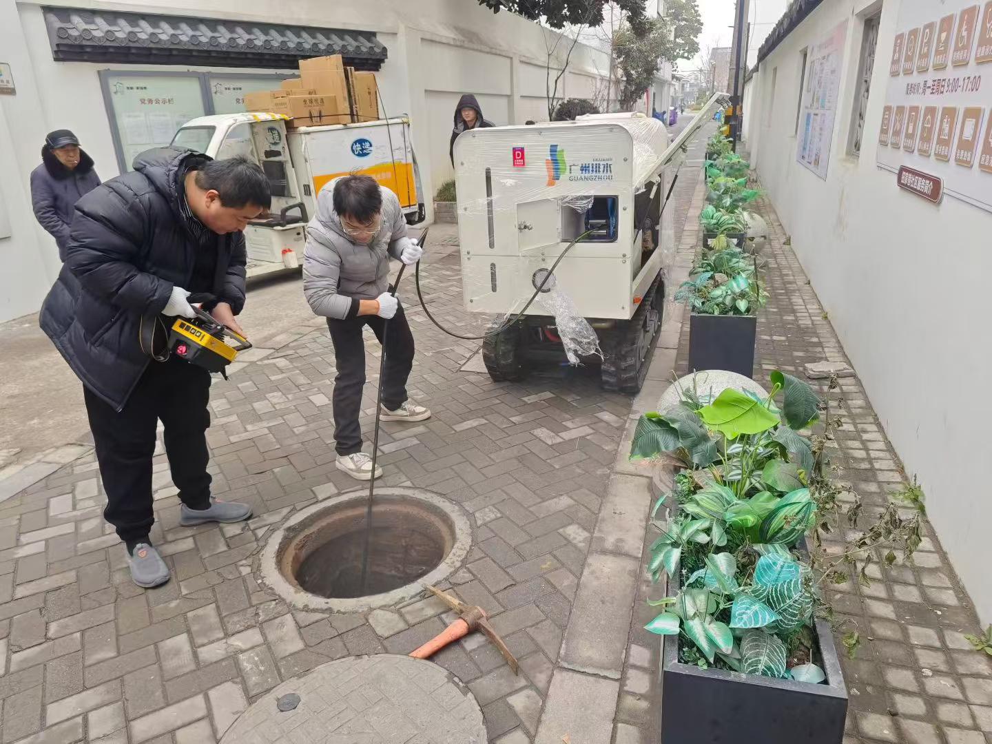 华体会官网小型管网设备，成功解决狭窄路段管网中存在的堵塞问题